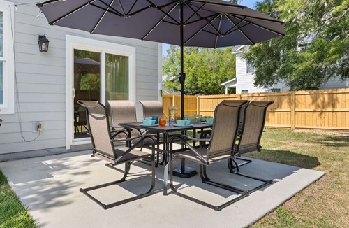 Goose Creek Apartment | Charleston-themed House for 10!