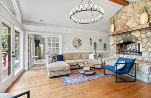 Berea Apartment | Spacious Lakefront *Gem* Pet & Family Friendly