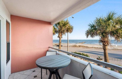 San Jacinto Condo | Beachfront Condo | Pool + Hot Tub Near the Port