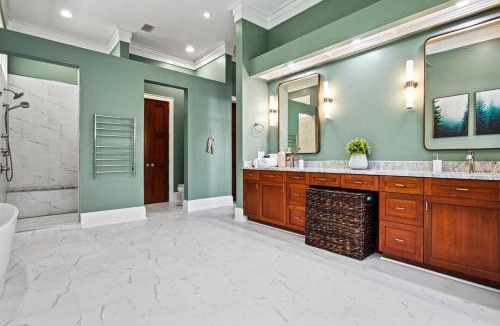 Barium Springs Villa | Island Resort Sleeps 22 Hot Tub Dock Kayaks