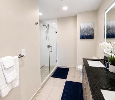 Peachtree Center Apartment | City Blue Luxury 2BR Highrise Year-Round Pool Balcony Skyline Views