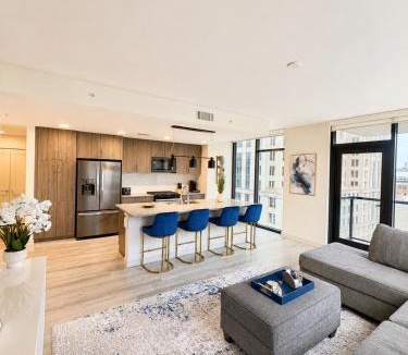 Peachtree Center Apartment | City Blue Luxury 2BR Highrise Year-Round Pool Balcony Skyline Views