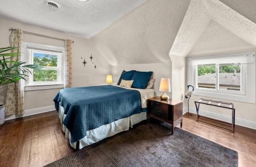 Southmoreland Apartment | Walk to Street Car! Historic Midcentury Apartment near Plaza & Westport