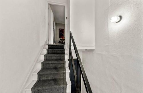 Southmoreland Apartment | Walk to Street Car! Historic Midcentury Apartment near Plaza & Westport