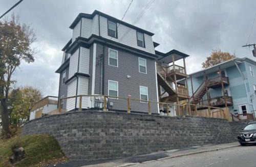 Fitchburg Apartment | Modern 3BR Near FSU - 15 Min to Wachusett