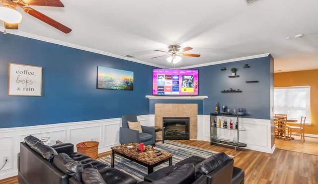 4BR Home with calif king bed Sleeps 10, Gym near Airport
