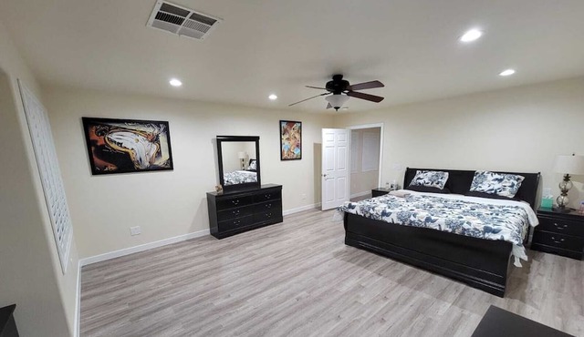 Near the Strip Spacious cozy 4 bedrooms house with Jacuzzi