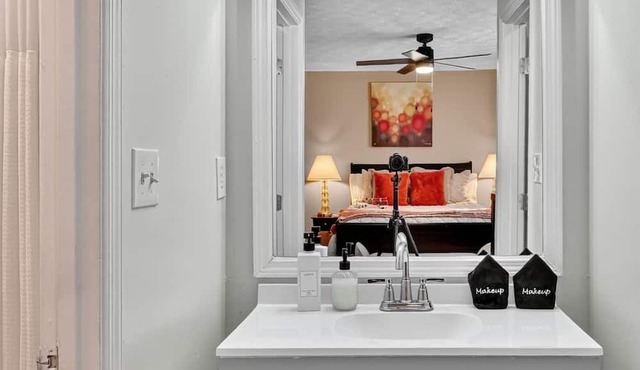 Serenity Landing - 5 Minutes to Airport - Sleeps 6