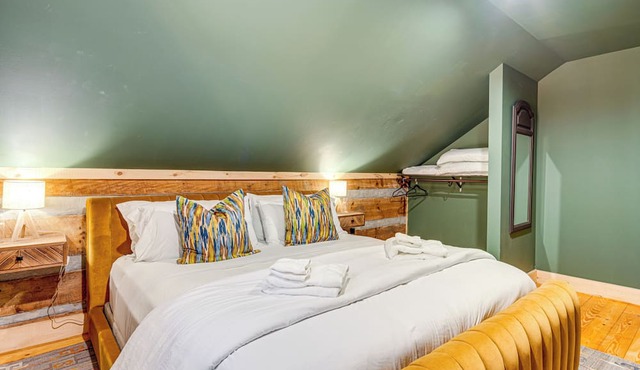 Hot Tub, Fire Pit & Creek Access: Whittier Cabin!
