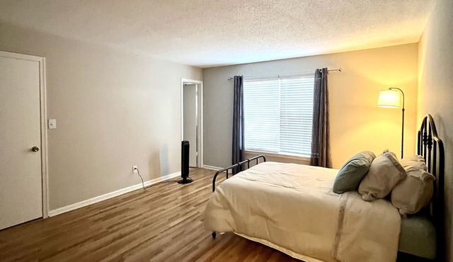 COZY CONDO W/LAKEVIEW! CLOSE TO COLISEUM, BEACHES, AND PENINSULA TOWN CENTER