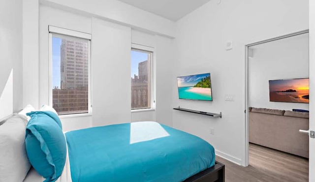 ! King Bed ! Downtown Highrise!