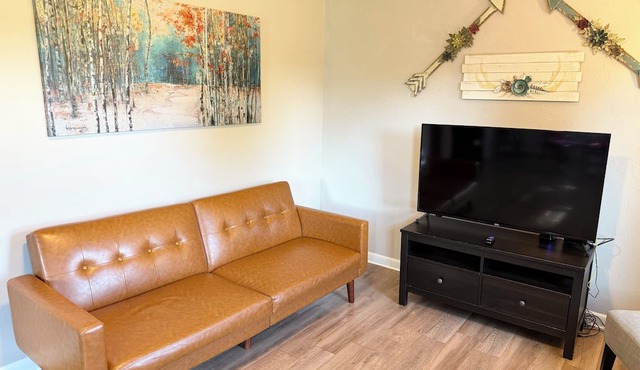 The Local Yokel | Cozy 1 BR Apartment + Wi-Fi & Parking