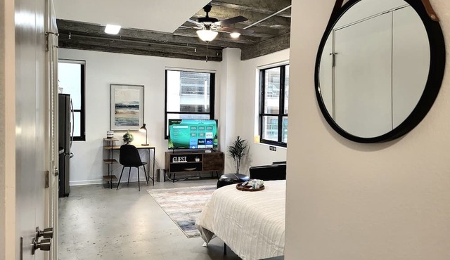 Stylish suite DOWNTOWN with FREE parking and a GYM
