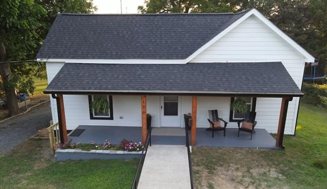 COZY Downtown FORT MILL.1/2 block to MAIN STREET Restaurants* (3 bd, 2 ba)