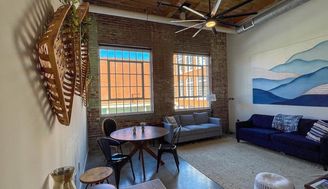 Mid Century Modern Apartment w/a pool!