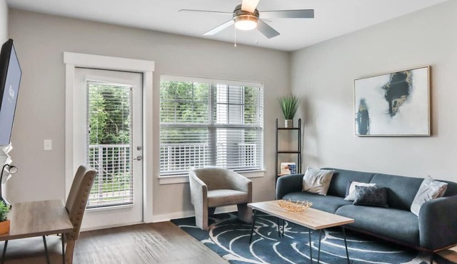 Reluxme | Elegant 1BR Near Airport & Dining