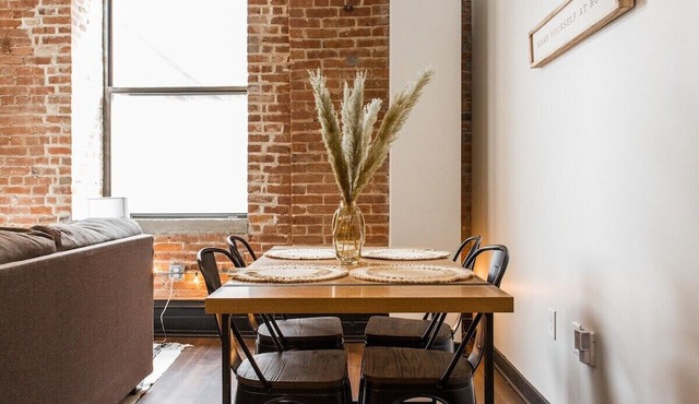Hip Downtown Loft Walk to River Market and DT
