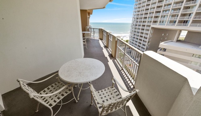 Royale Palms 704 Elegant Oceanview w/Pool & Beach