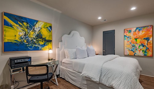 Luxury View Loft at the Historic Plaza -Spacious 1,050 Sq Ft