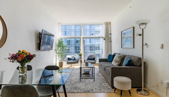Walk to everything: Pike Place Penthouse, Seattle