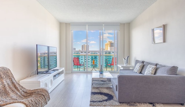 Spacious penthouse across from the beach | WIFI + Parking
