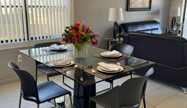 Modern Lakeview Condo By IMG Academy & Anna Maria Island w/Two Pools & Hot Tubs