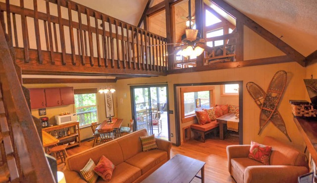 Pet Friendly. Hot Tub. Fireplace. Grill. Outdoor Firepit. WIFI. Community Lake.