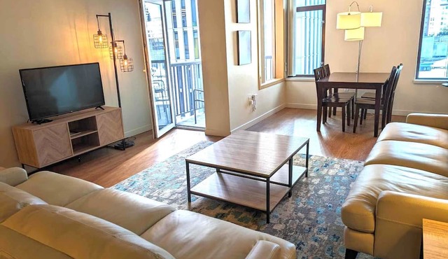 1 Block to Pike Pl Market ~ View Balcony ~ Easy Walk to Stadium - HUGE unit!