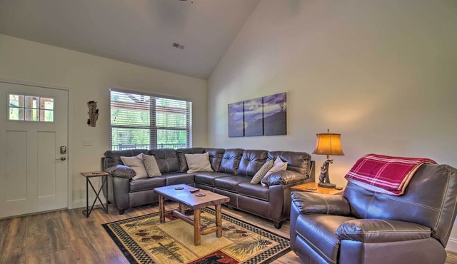 Townsend Condo w/Pool, Great Smoky Mountain Views