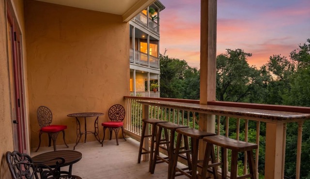 Gruene Envy – a first floor Poolside Condo with Guadalupe River Access
