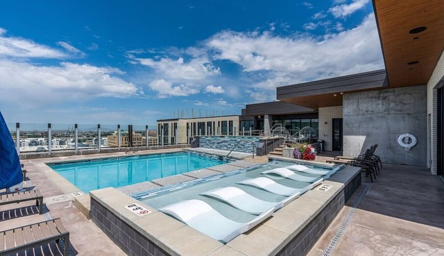 10th flr Beauty! Hot tub/Pking/Pool/Views!/Kg bed!
