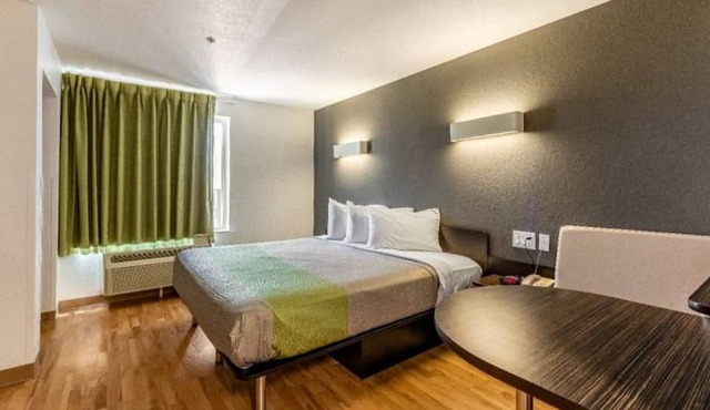 1 King Bed|NS| Kitchen