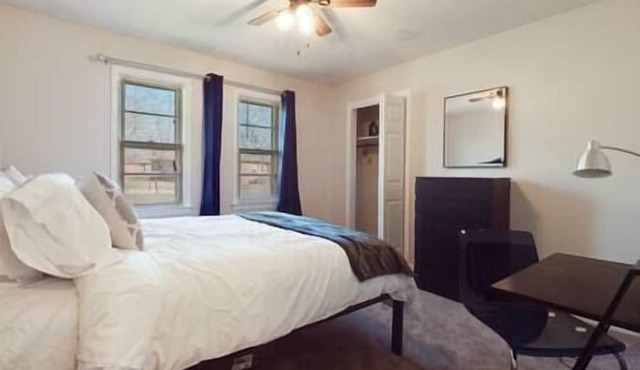 Unit B: 2-BD Flat 10 Minutes from Dt Greenville