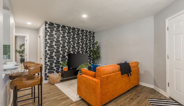 Unique 2-bedroom apt in calm Riverside enroute between airport and Kansas City