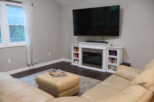 Bright & Cozy Woodland Home Near Foxborough