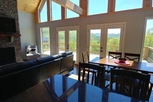Peace of Heaven, Modern Chic Cabin, Majestic Mountain Views, Hot Tub, Fire Pit, Outdoor Games, Close to Town