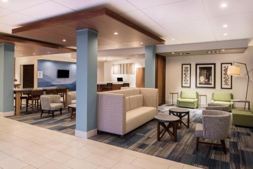 Holiday Inn Express & Suites Kingdom City by IHG
