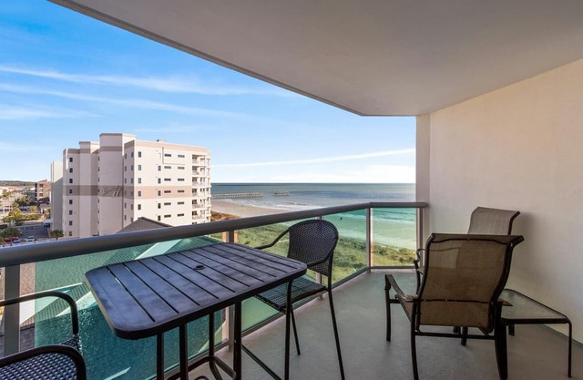 Gorgeous 2 bedroom condo with a balcony by the beach! | Laguna Keyes - 701
